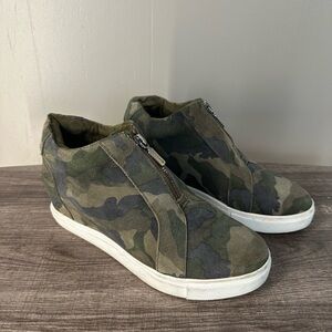 Blondo Camouflage Zip-Up Sneakers